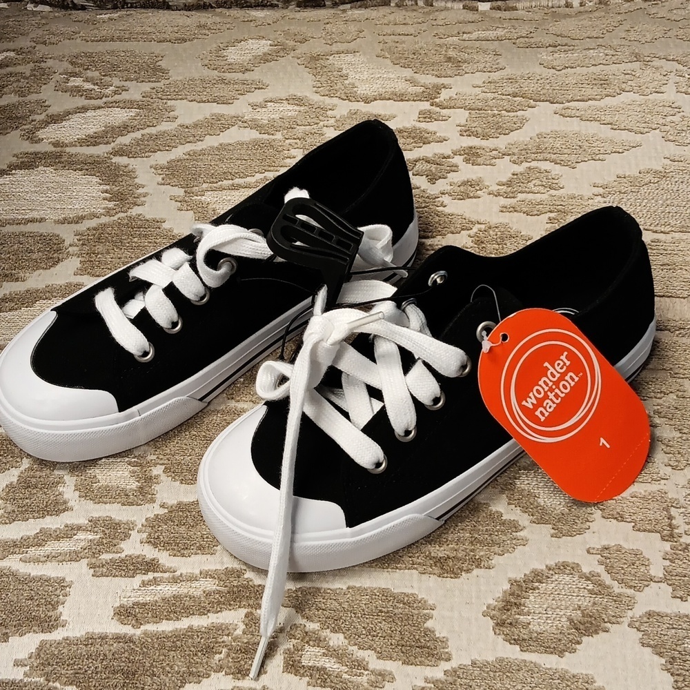 NWT Wonder Nation Boys converse with Memory foam Sz 1